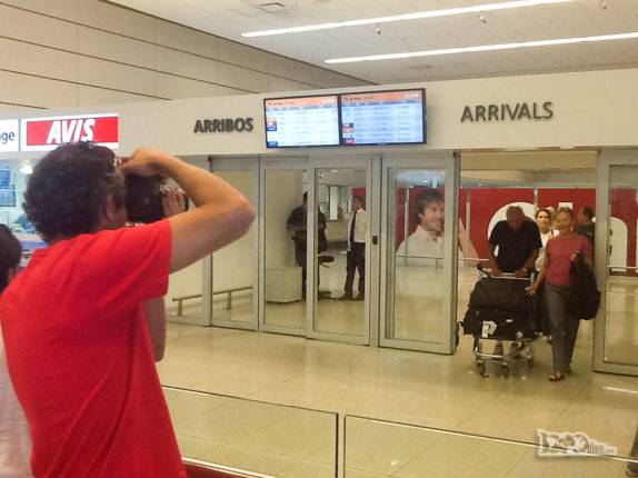 O Rodrigo registra a chegada dos país ao aeroporto de Montevideo, capital do Uruguai